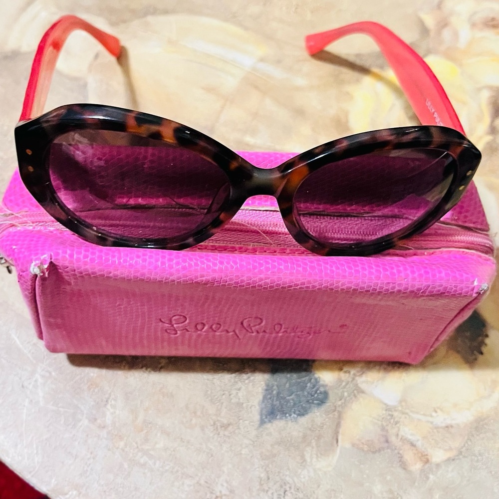 Lilly Pulitzer
VTG ZANZIBAR SUNGLASSES ,Leopard Print Sunglasses with Pink Case.